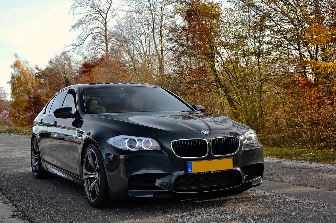 Fekete BMW M5 (F10) M felnikkel