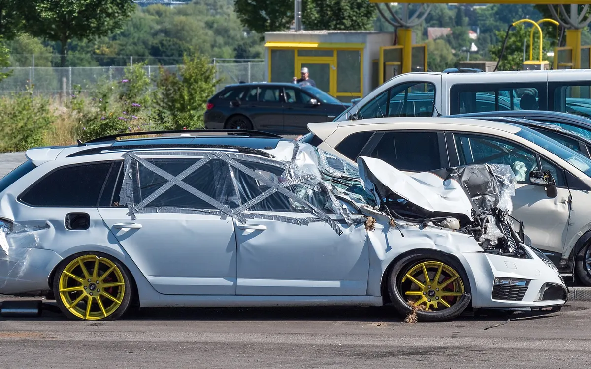 Elöl összetört Skoda Octavia kombi egy baleset után