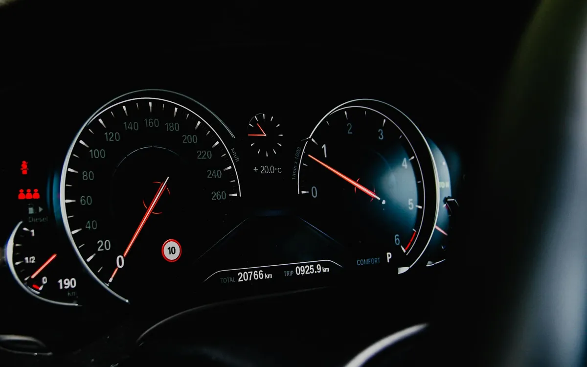 Egy BMW műszerfala km-ben mért futással