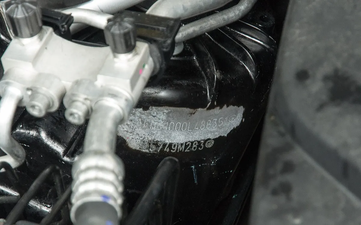 Manipulált, átütött alvázszám egy motortérben